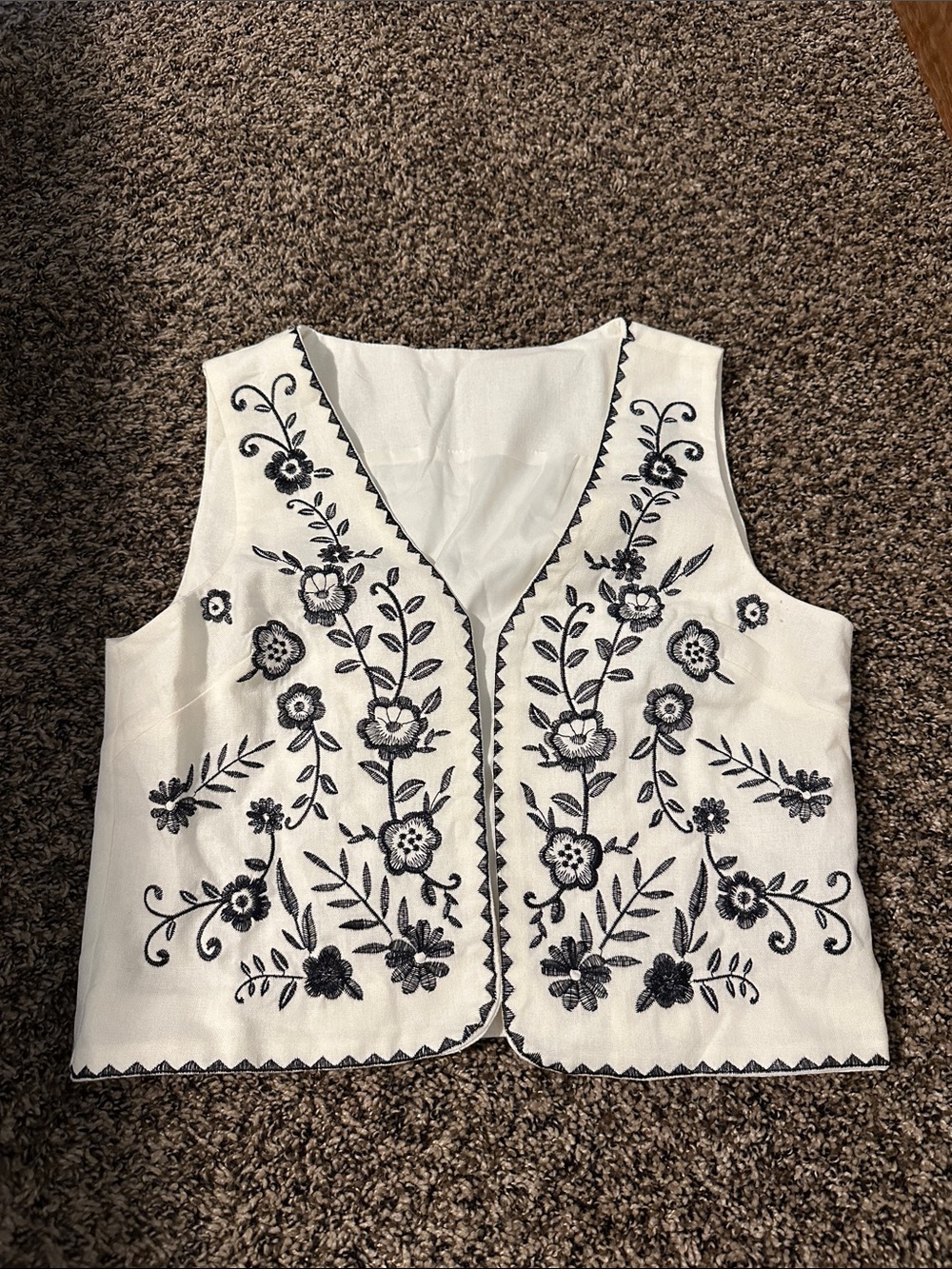 Amazon White Sleeveless Embroidered Floral Vest with Black Detailing